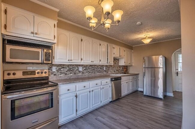 Building Photo - For Rent – 3-Bedroom Home with Basement & ...
