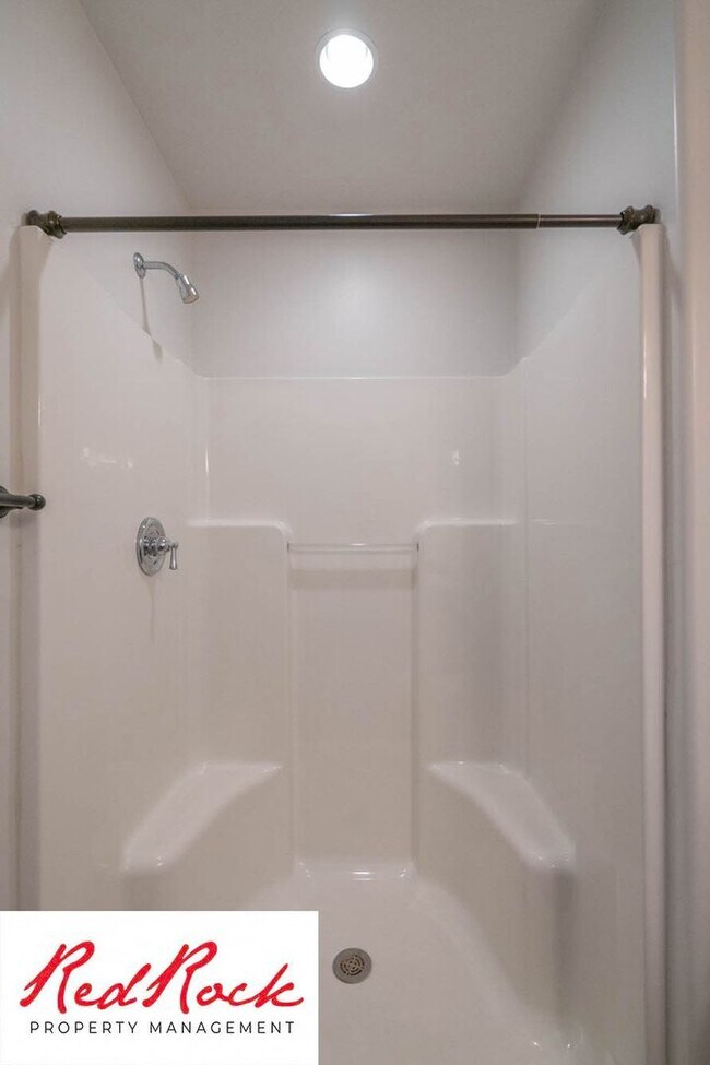 Building Photo - Pet Friendly! Spacious 4 Bedroom Townhome!