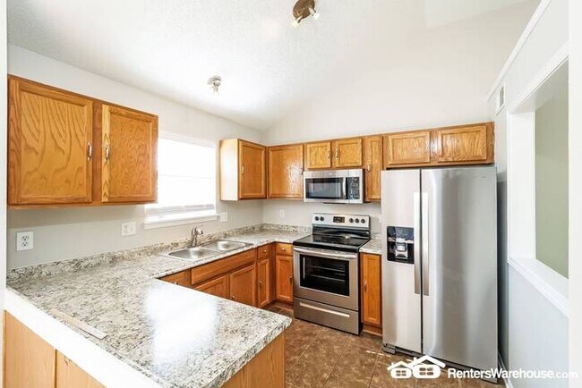 Building Photo - 3 Bedroom/ 2 Bath Home in Gardner! Availab...