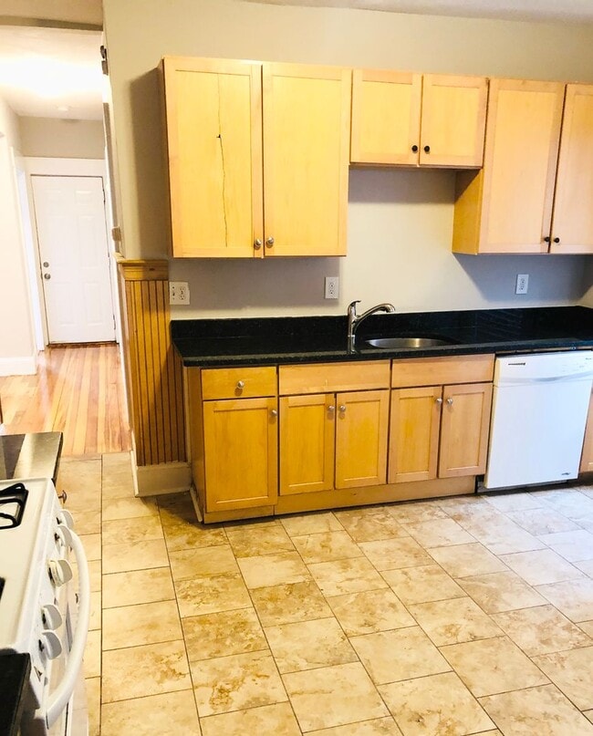 Building Photo - NEWLY RENOVATED 1ST FLOOR UNIT