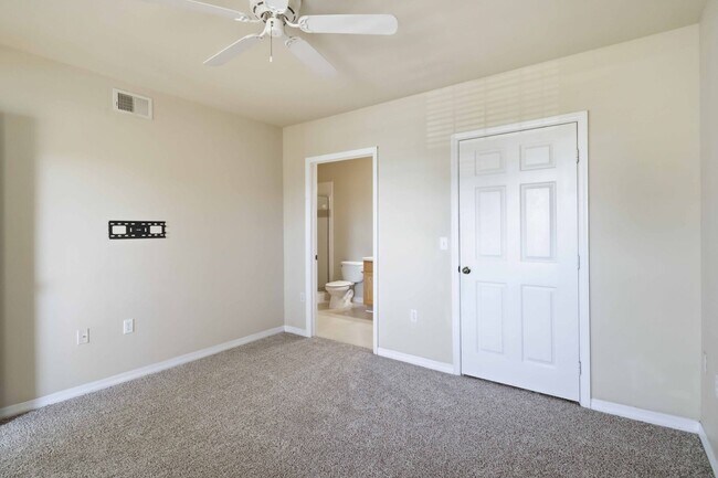 Building Photo - Spacious 2/2 unit available now for annual lease