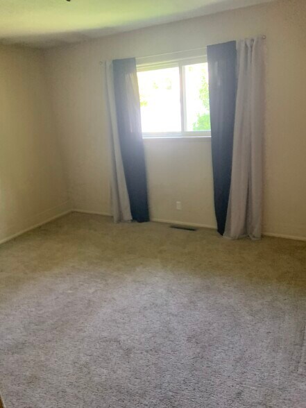 Building Photo - 2021 Canyon Dr