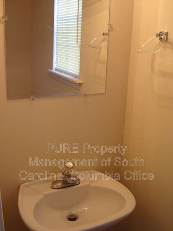 Building Photo - 8 Ridge Pond Dr