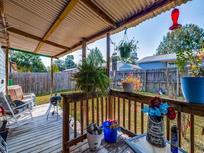 Building Photo - 9651 Oak Hill Dr