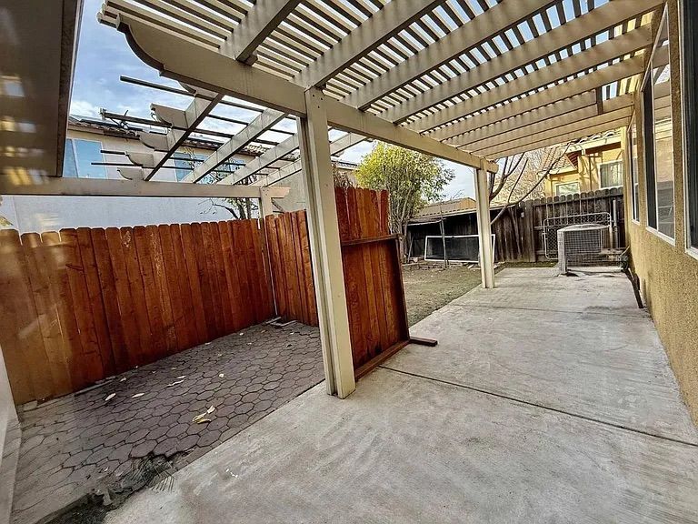 Building Photo - 3017 Roslyn Dr