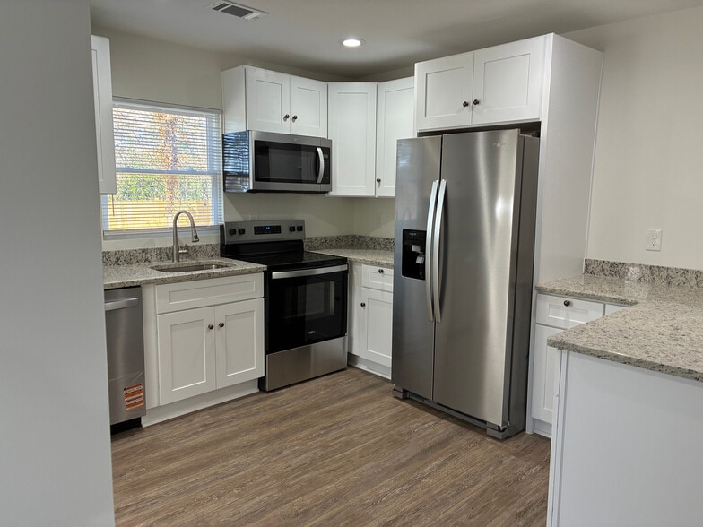 Building Photo - Room in House on Lincoln St SW