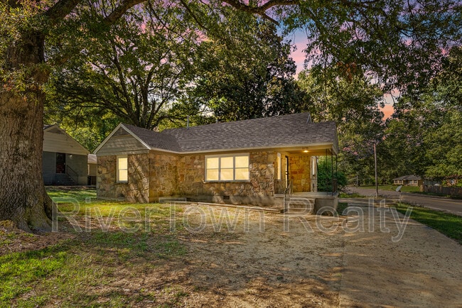 Building Photo - 1678 Alta Vista Ave