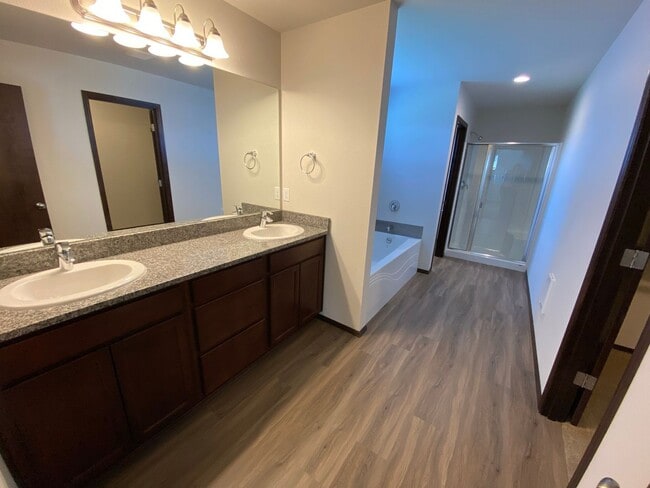 Building Photo - Newer, Spacious 5 Bedroom 3 Bed House!