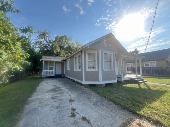 Building Photo - Charming 3-Bedroom Home Near Baton Rouge General Hospital!