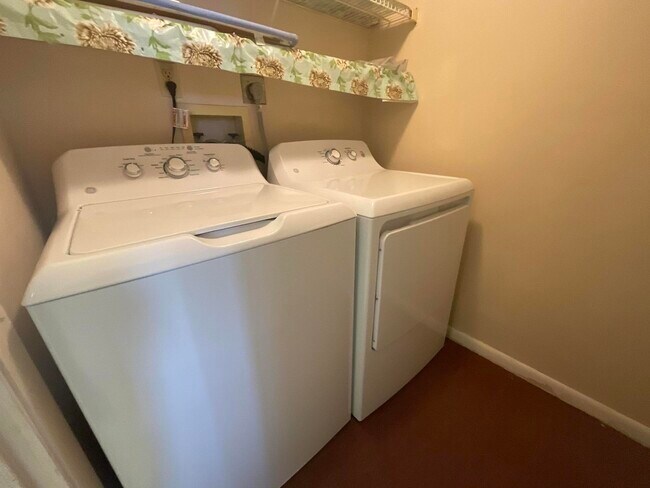 Building Photo - 14475 Strathmore Ln