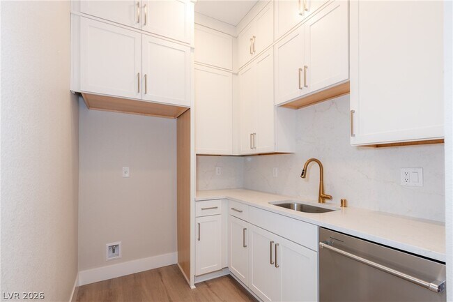 Building Photo - 5086 Cyn Xing St