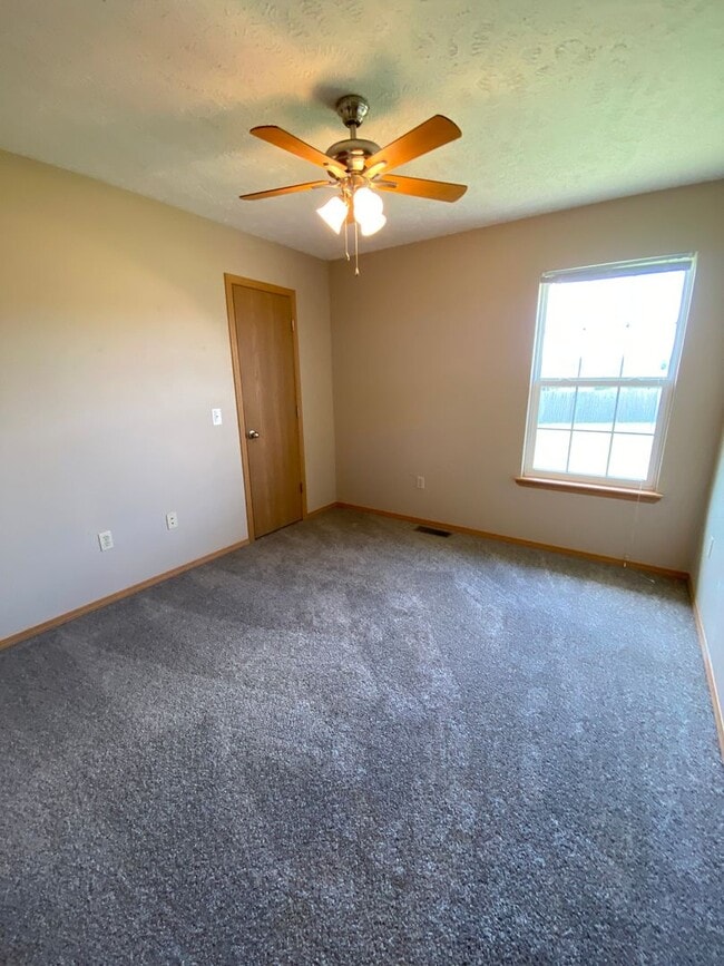 Building Photo - 3 bedroom 2 bath home in Clever, MO!