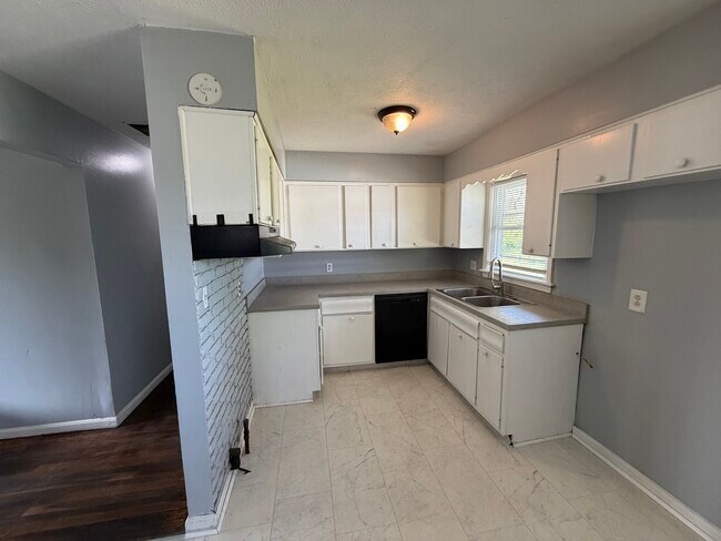 Building Photo - 4406 Clarene Dr