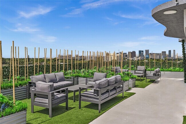 Building Photo - 2100 Miami Rd