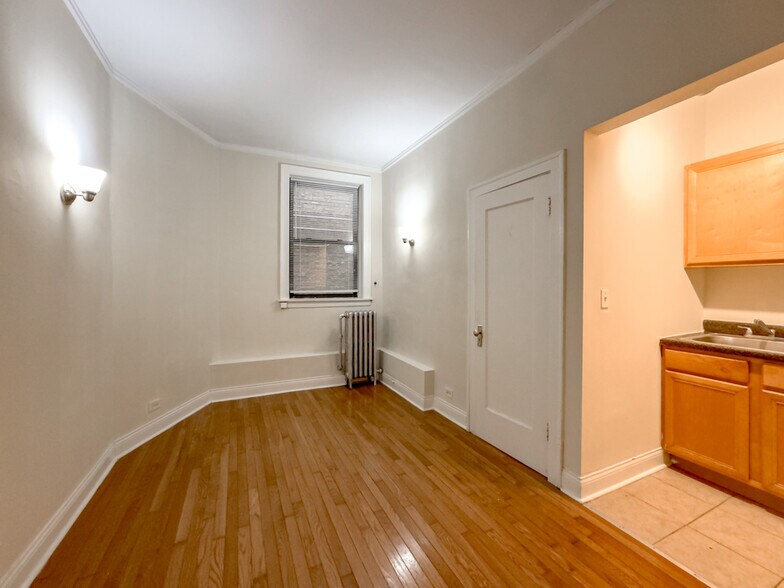 Building Photo - 4752 N Paulina St