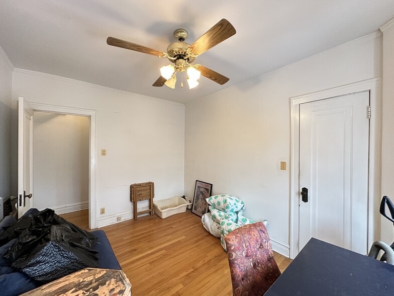 Building Photo - 1907 W Larchmont Ave