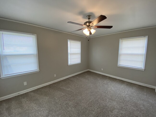 Building Photo - 1064 E Shelby Dr Memphis, TN 38116