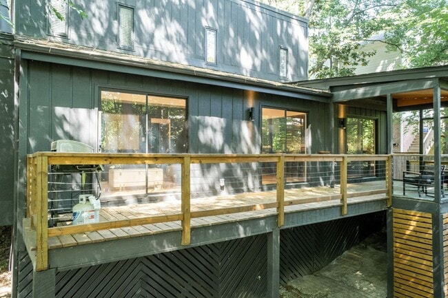 Building Photo - Ultra Modern Three Bedroom Home!