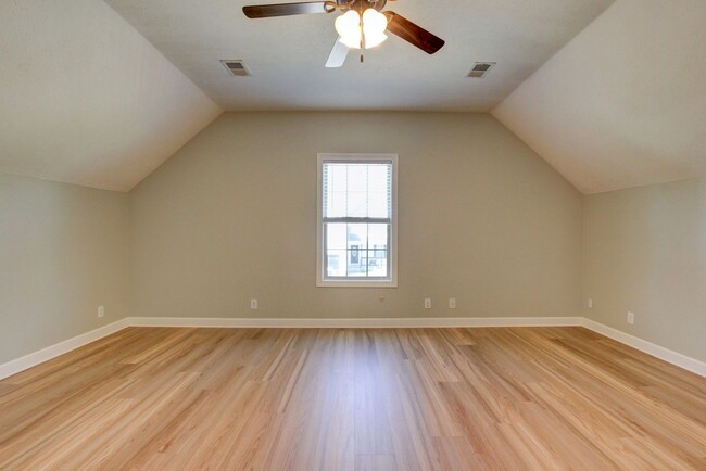 Building Photo - Fantastic Open Floor Plan Home With Stone ...