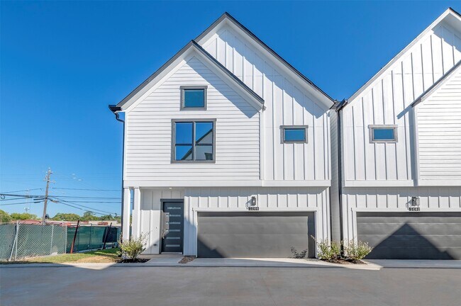 Building Photo - 5138 Rosslyn Rd