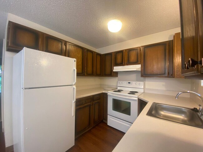 Building Photo - South Hill Triplex-Nestled away in private...