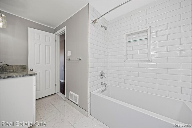 Building Photo - 556 Bloomfield Ct