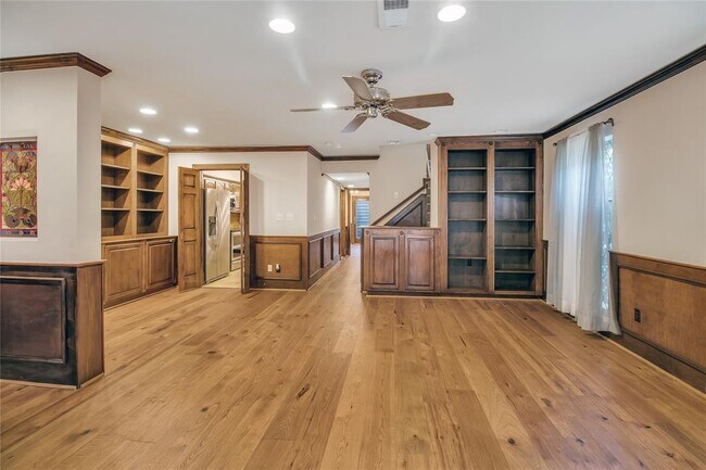 Building Photo - 452 N Post Oak Ln