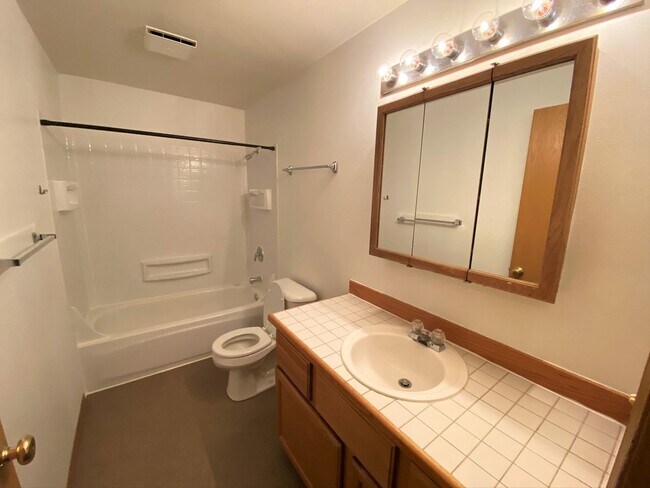 Building Photo - 3 Bed, 2 Bath 1 block from CWU