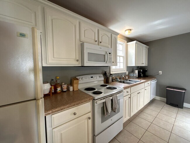 Building Photo - Beautiful and Convenient Private Apartment...