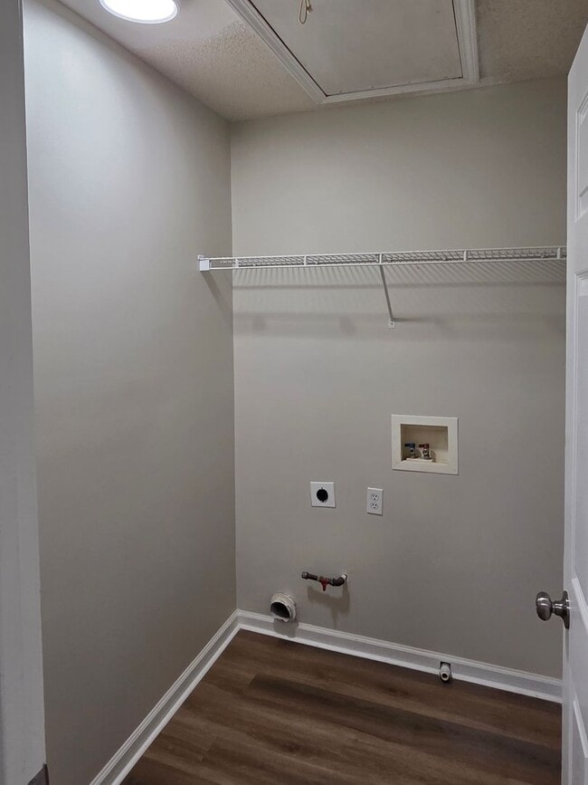 Building Photo - Updated 3 bed 2.5 bath Townhome located in...