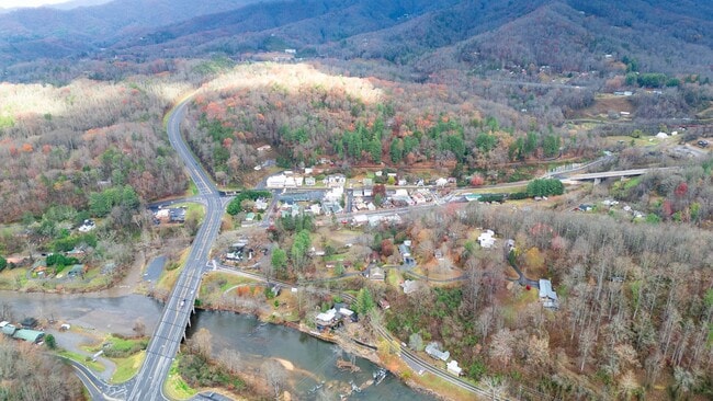 Building Photo - Great 2 Bedroom House in Dillsboro near th...