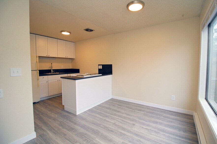 Building Photo - 8924-8934 SE Ellis St