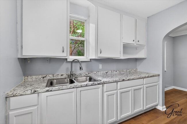 Building Photo - $1200 2 bedroom ranch