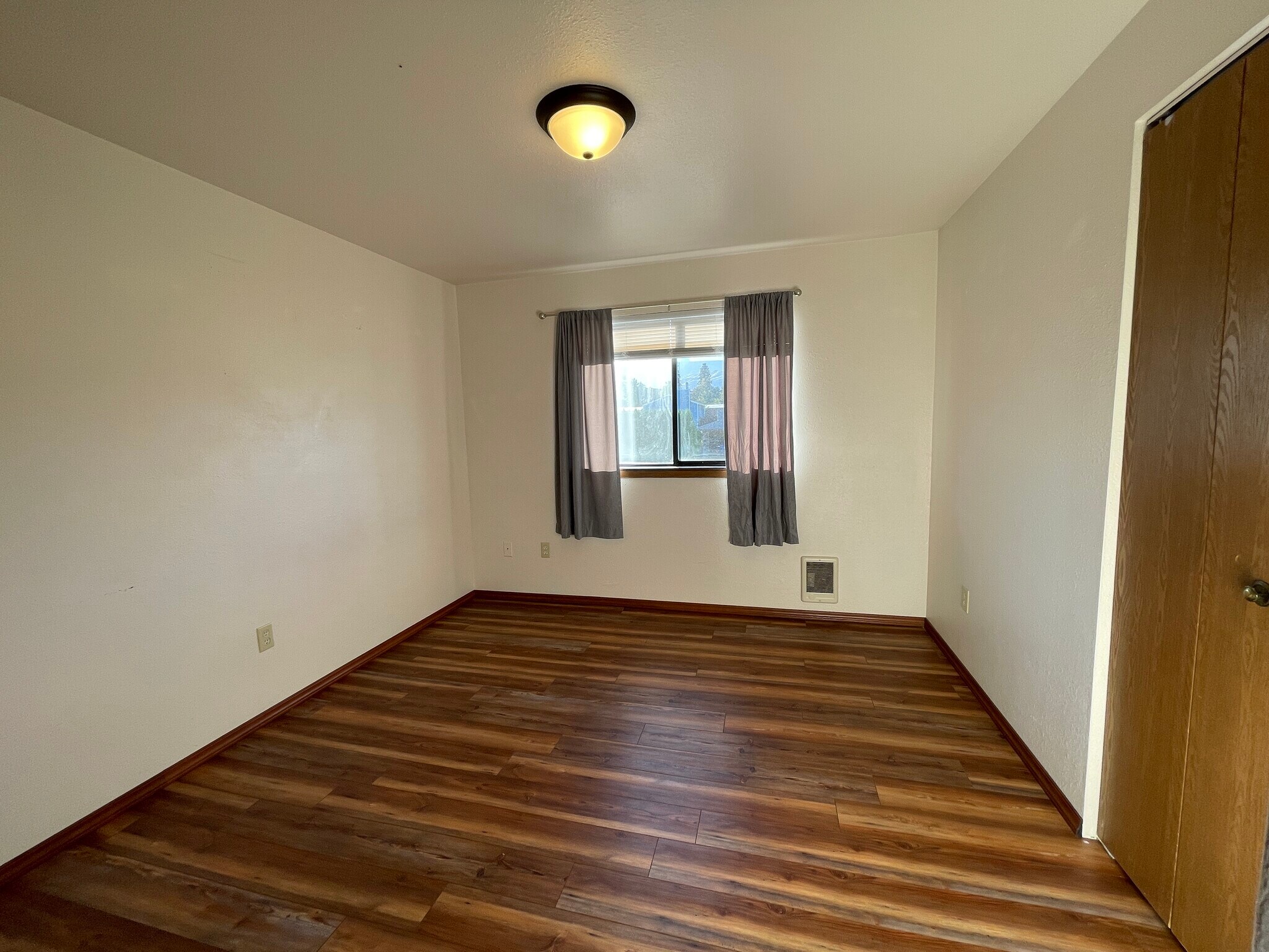 Building Photo - 609 Princeton Ave N
