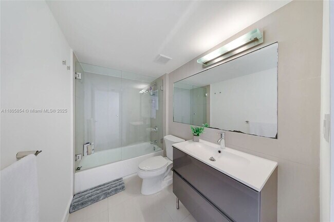 Building Photo - 1621 Collins Ave