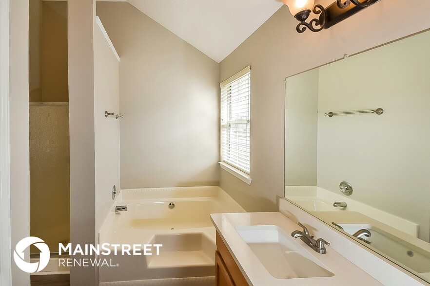 Building Photo - 200 Teak Ln