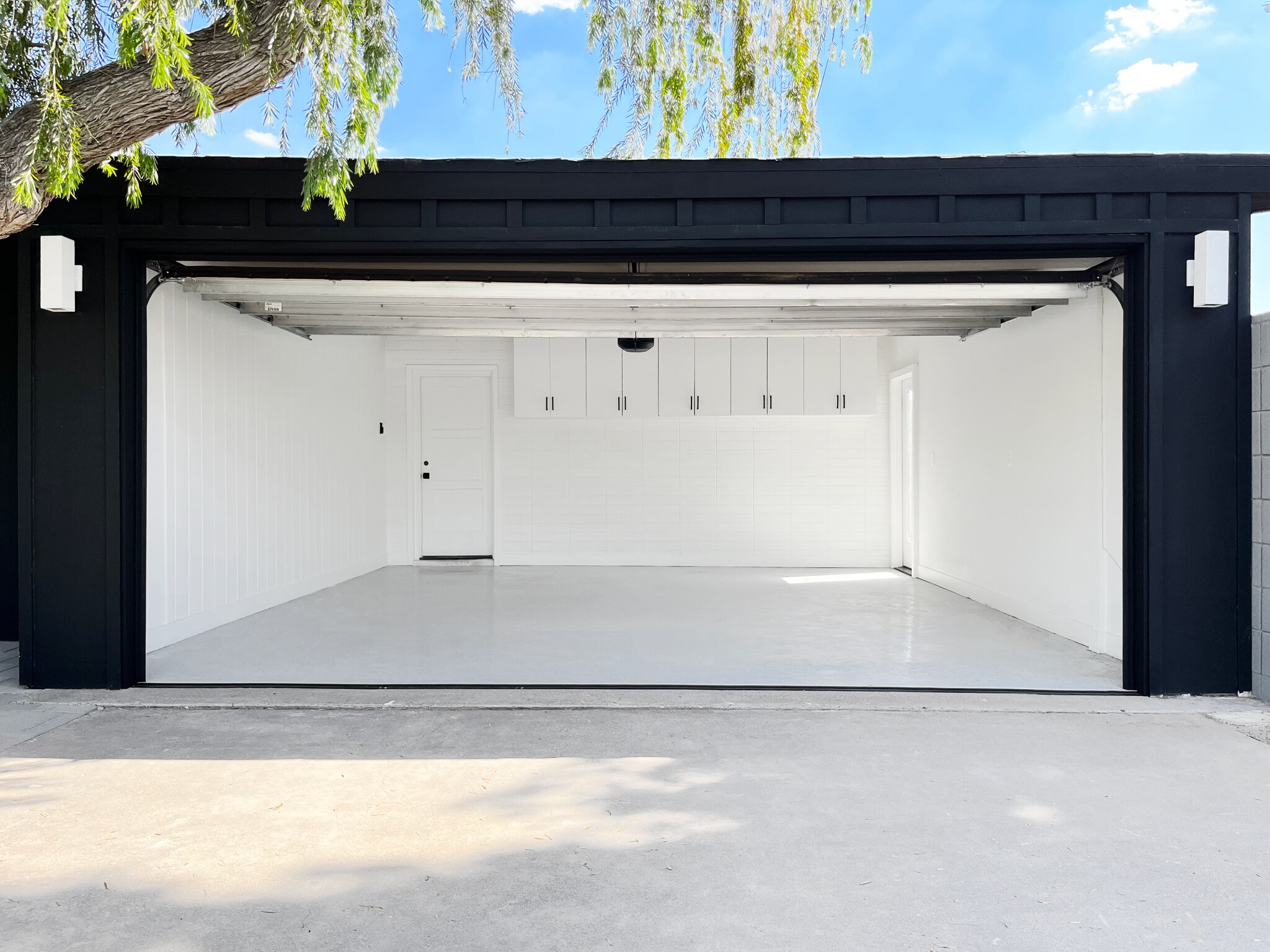 Building Photo - 1117 E Nicolet Ave