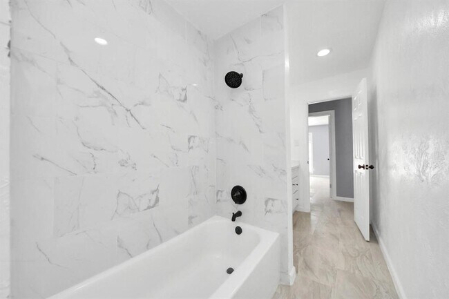 Building Photo - 5103 Karu Dr