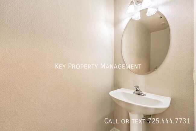 Building Photo - Beautiful 4 bedroom, 2.5 bathroom two-stor...