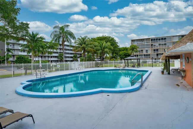 Building Photo - 950 Hillcrest Dr