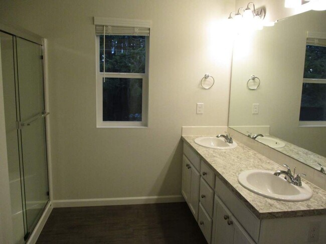 Building Photo - 3 Bedroom, 2.5 Bathroom Andasio Villiage H...