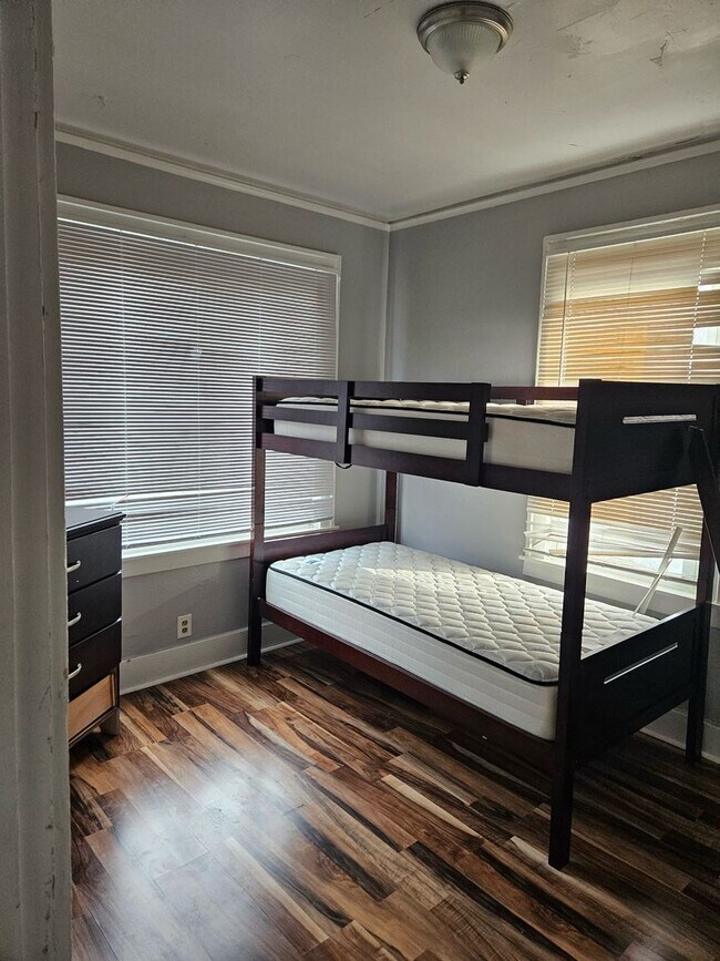 Building Photo - 2 bedroom/ 1 bathroom Detroit's Westside F...