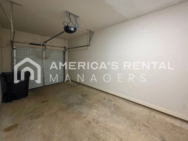 Building Photo - Modern Living in The Heights!