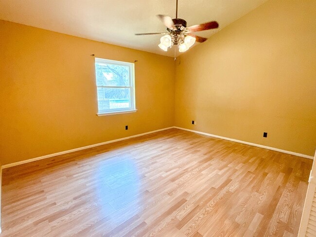 Building Photo - 405 Westmont Dr