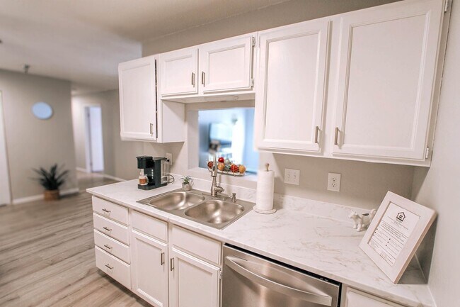 Building Photo - Welcome Home to Lincoln Woods: Modern Livi...