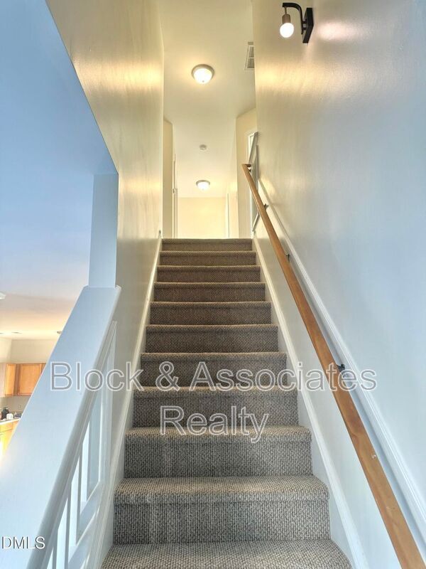 Building Photo - 116 Reno Ave