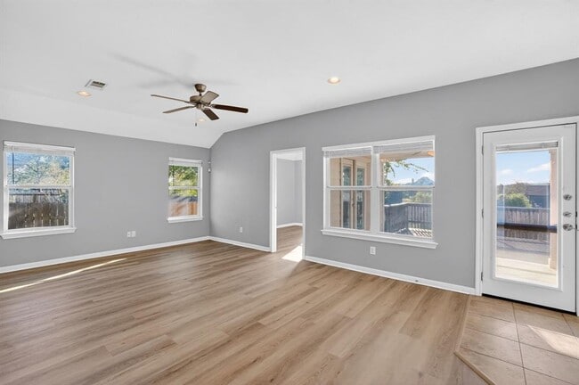 Building Photo - 219 Valley Oaks Loop