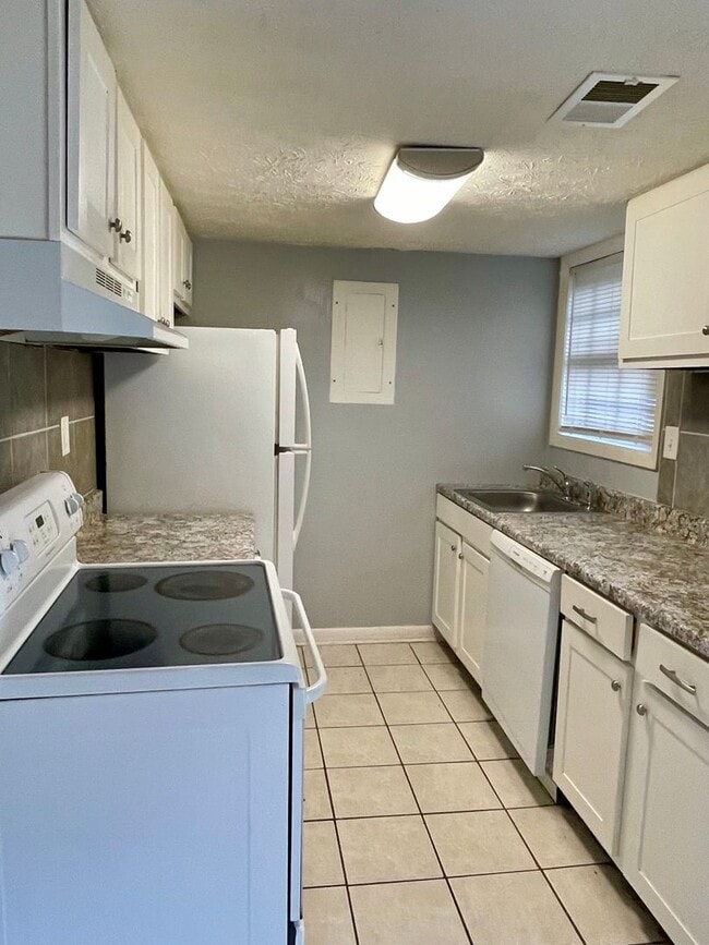 Building Photo - 2 bedroom townhouse