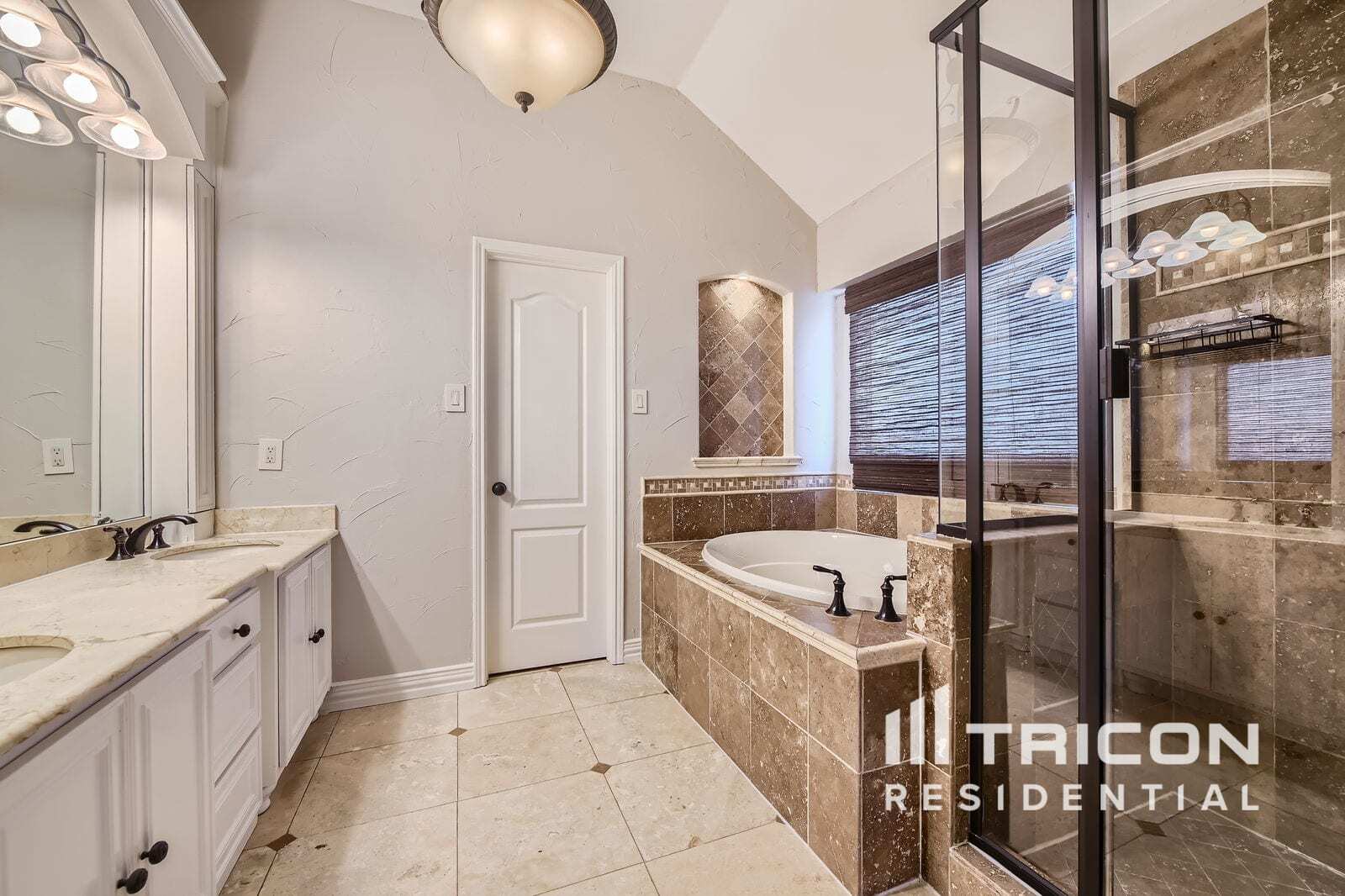 Building Photo - 2208 Knob Hill Dr