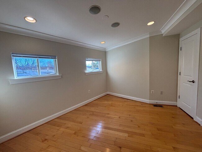 Building Photo - Executive Row Home In NW DC with Designer Finishes